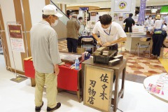 9/4　鹿島ショッピングセンターエブリアでのみの市開催、大勢の客でにぎわう