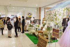 9/4　鹿島ショッピングセンターエブリアでのみの市開催、大勢の客でにぎわう