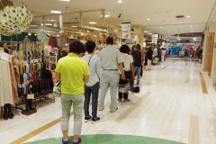 9/4　鹿島ショッピングセンターエブリアでのみの市開催、大勢の客でにぎわう